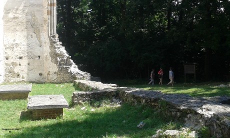 A Pálos-rendi kolostor romjainál