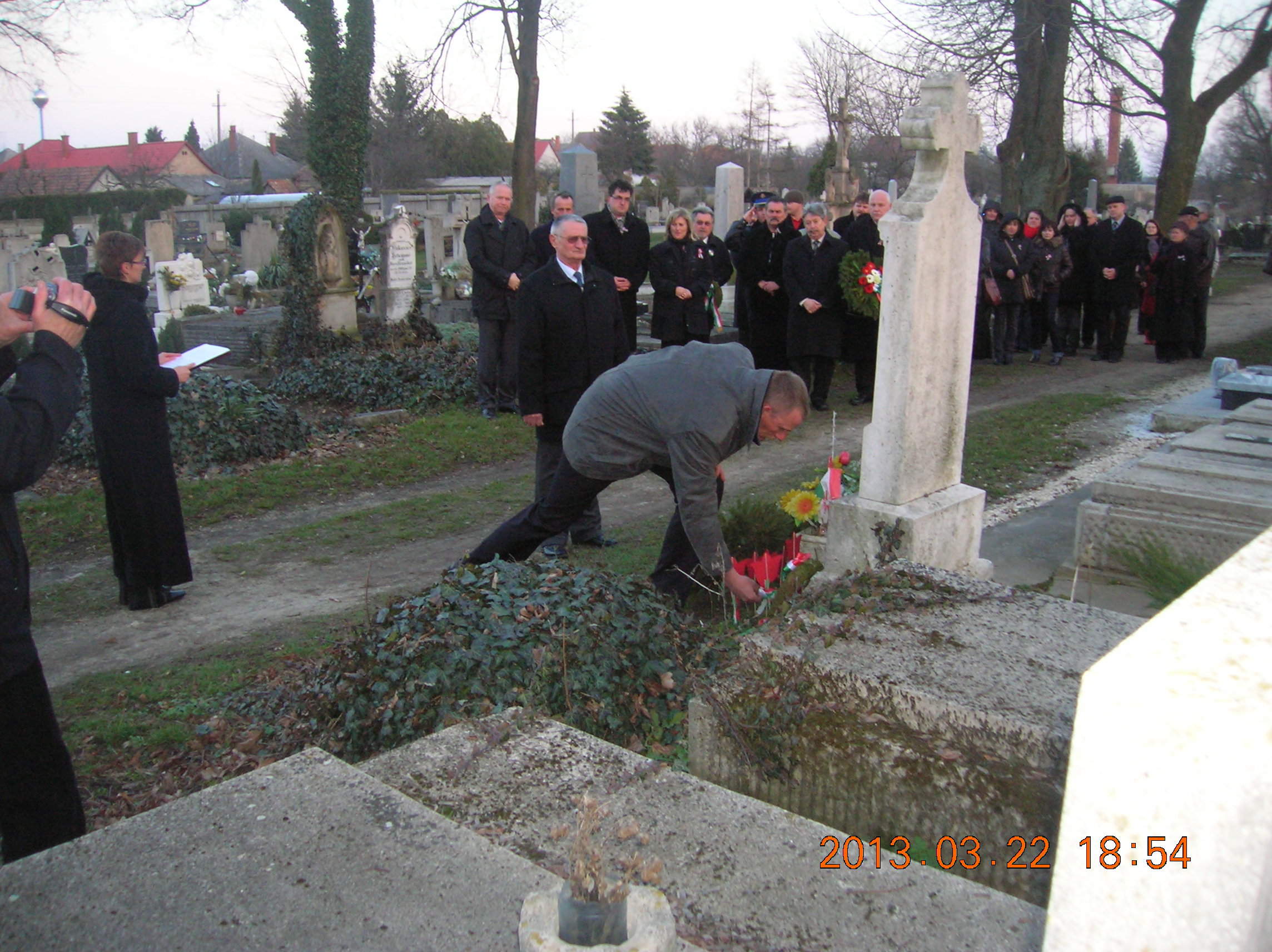 Erhart János tizedes sírjánál
