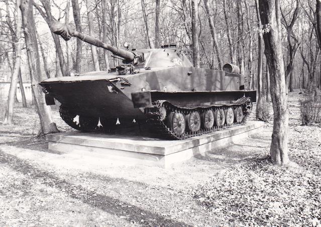 A haditechnikai parkban kiállított PT-76 úszóharckocsi