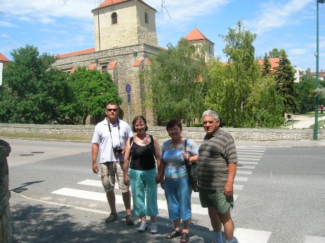 Városnézés, háttérben a Thury-vár