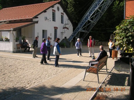 Háttérben a szomorúan nevezetes akna