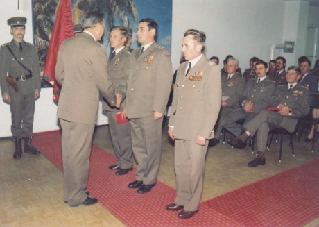 Varga Kálmán mk. ezredes. 5. HDS PCGTSZF. elismeréseket ad át.