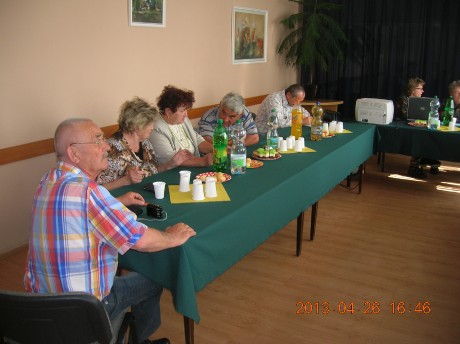 Dini nagyon figyel valamire