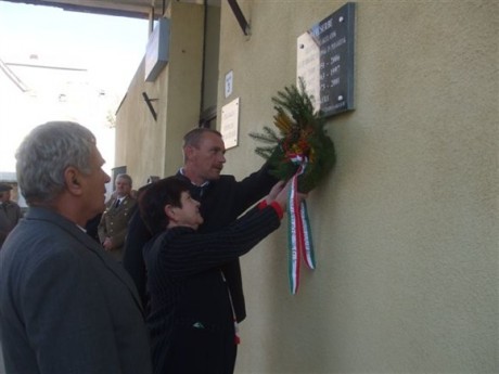 Az Emléktábla megkoszorúzása