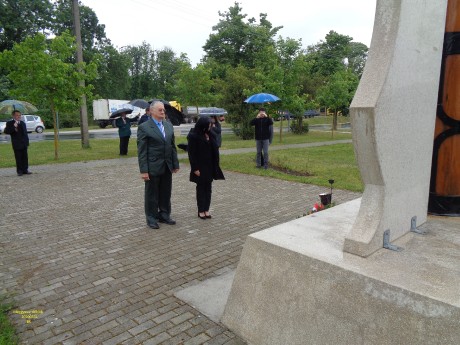 Nyárs Hajnalka alpolgármester koszorúz