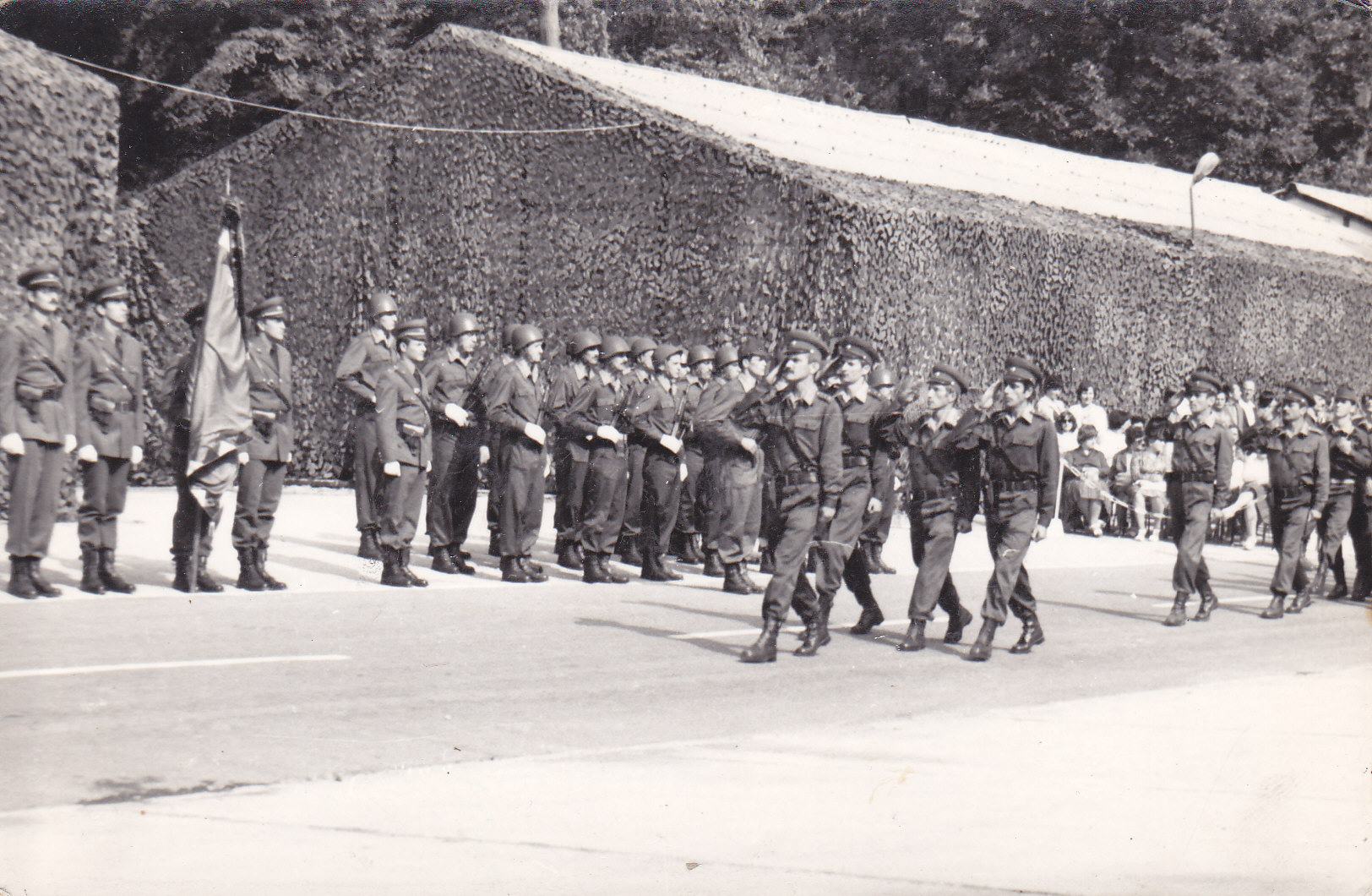 Díszmenet a zászló előtt.