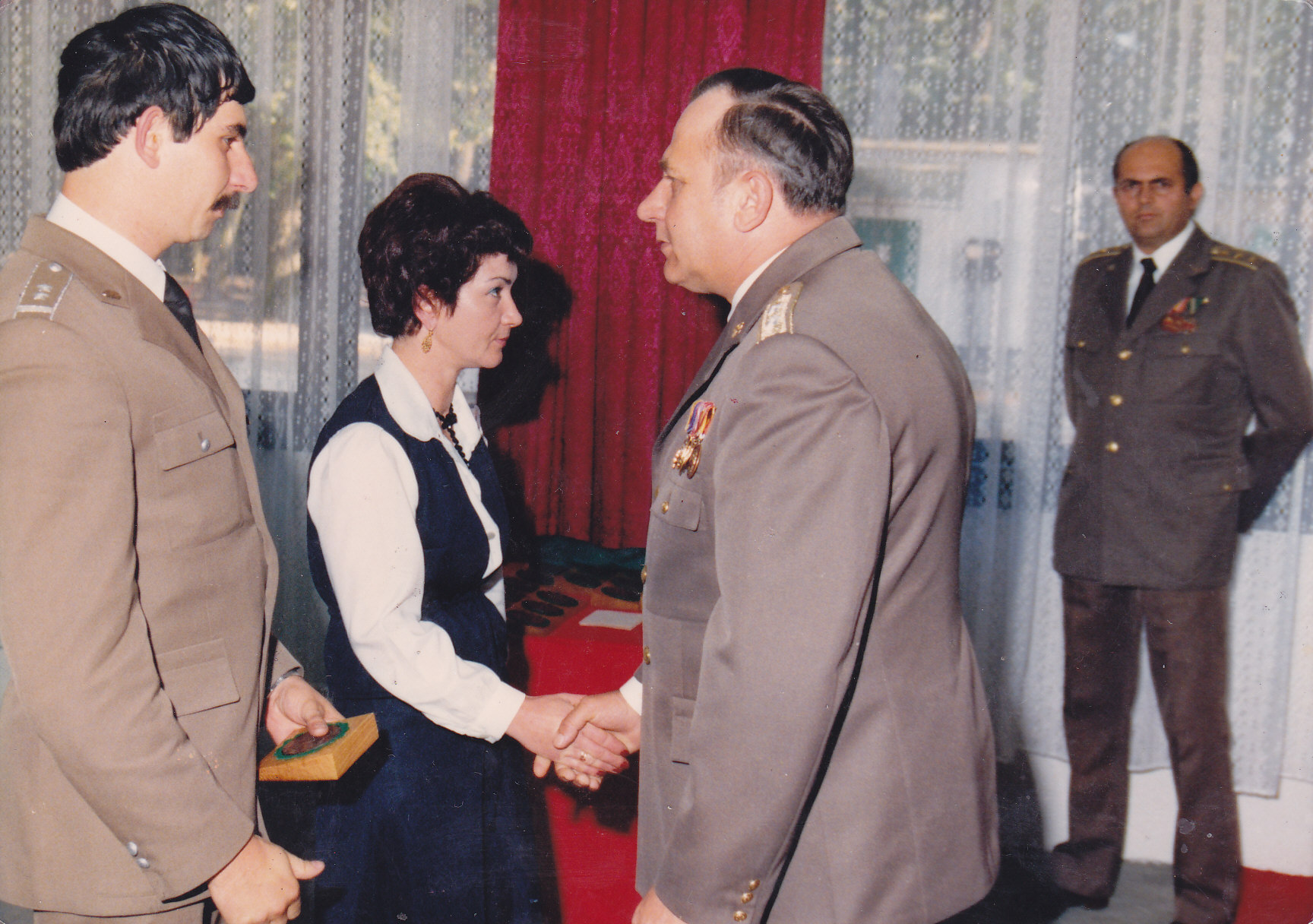 Kalocsán István alez. a javító zászlóalj parancsnoka elismeréseket ad át