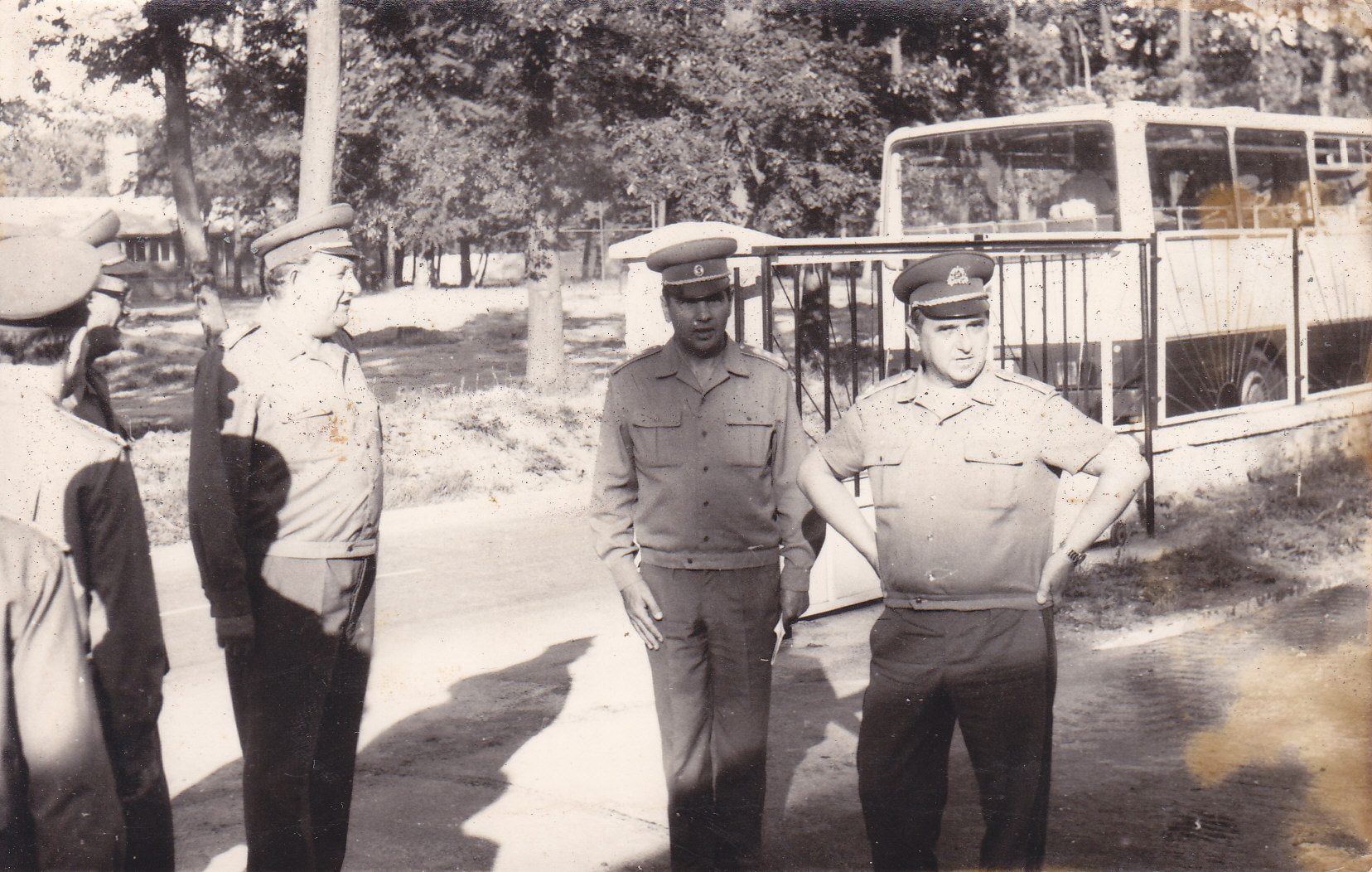 Sipula István mk. vörgy., Palásthy Antal mk. ezds, Sziklai Gábor alez. a javító zászlóalj udvarán.