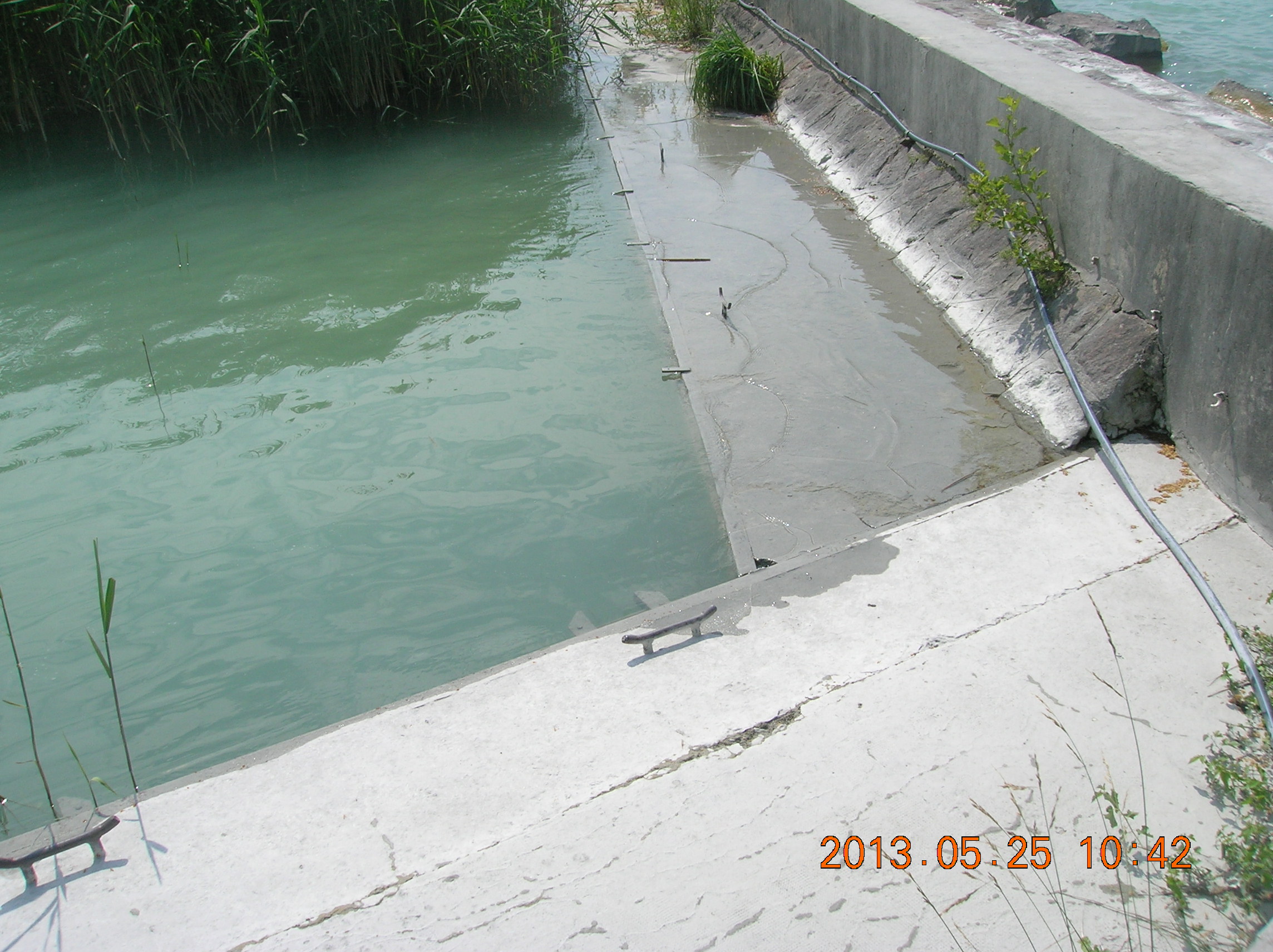 "Feszített" víztükör a csónak kikötőben. 