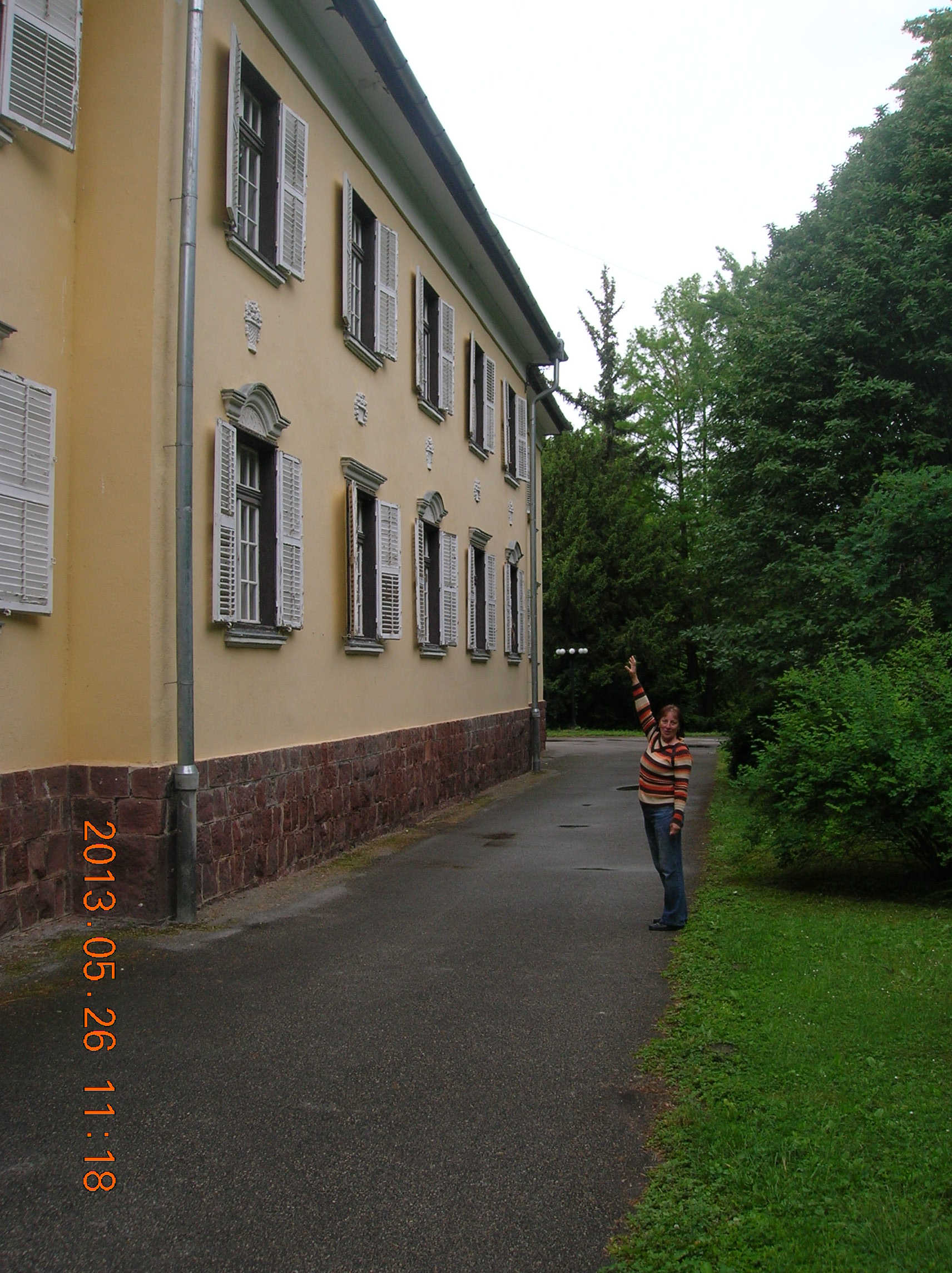 Ott laktunk, mutatja Zsóka.