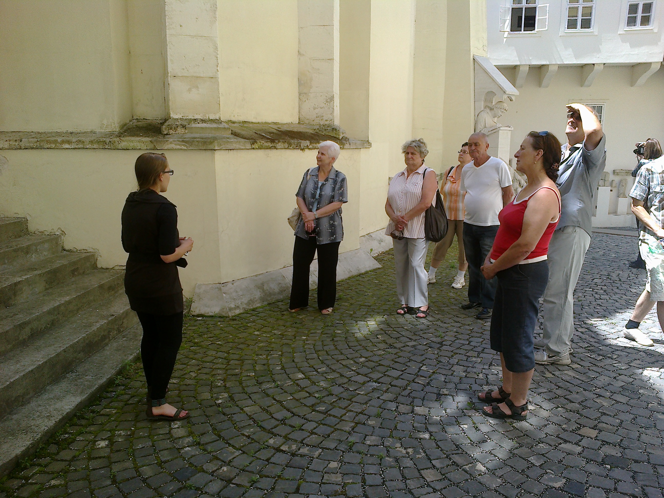 Készülődünk a templomba