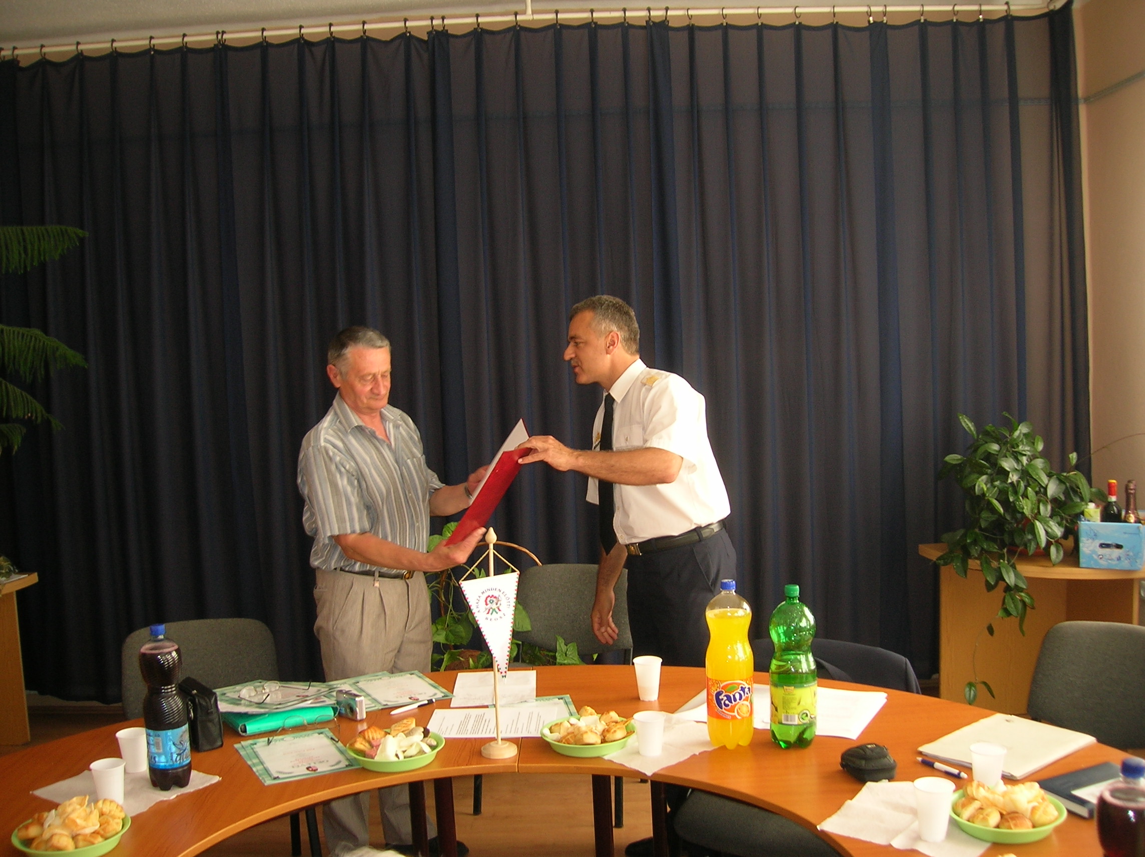 A HVKF. Emléklapjának átadása