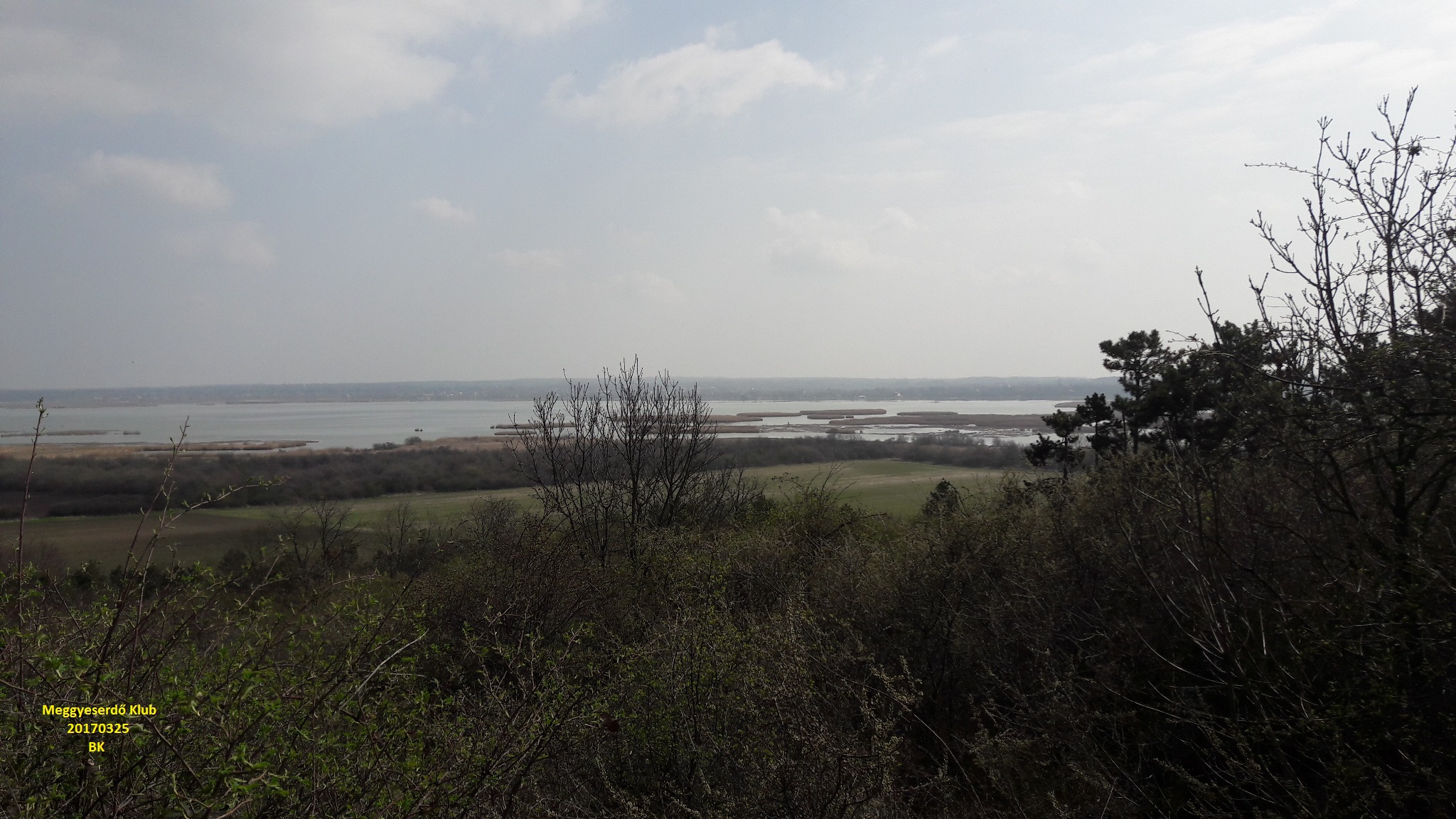 Távolban a Velencei-tó