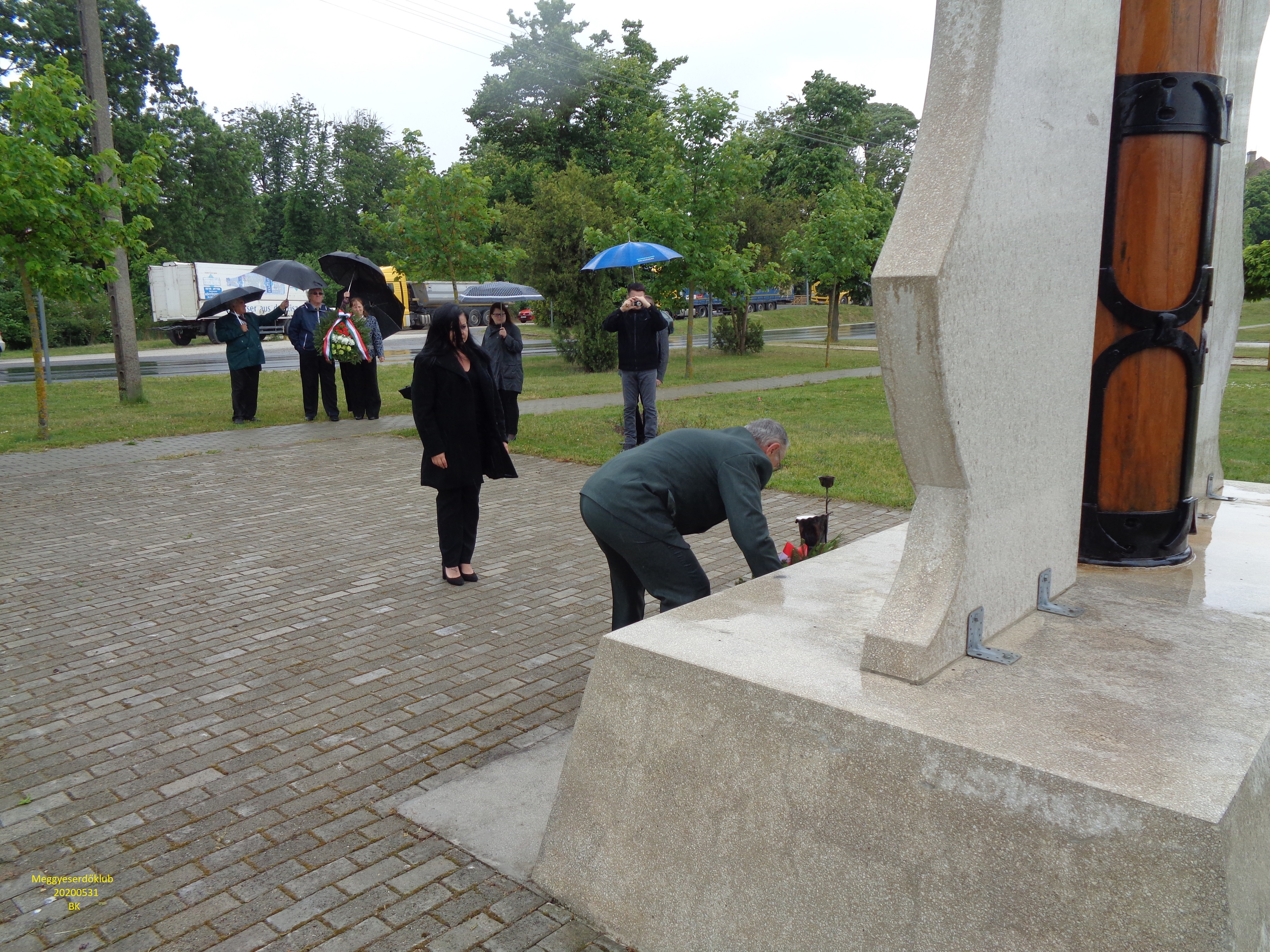Az önkormányzat koszorújának elhelyezése