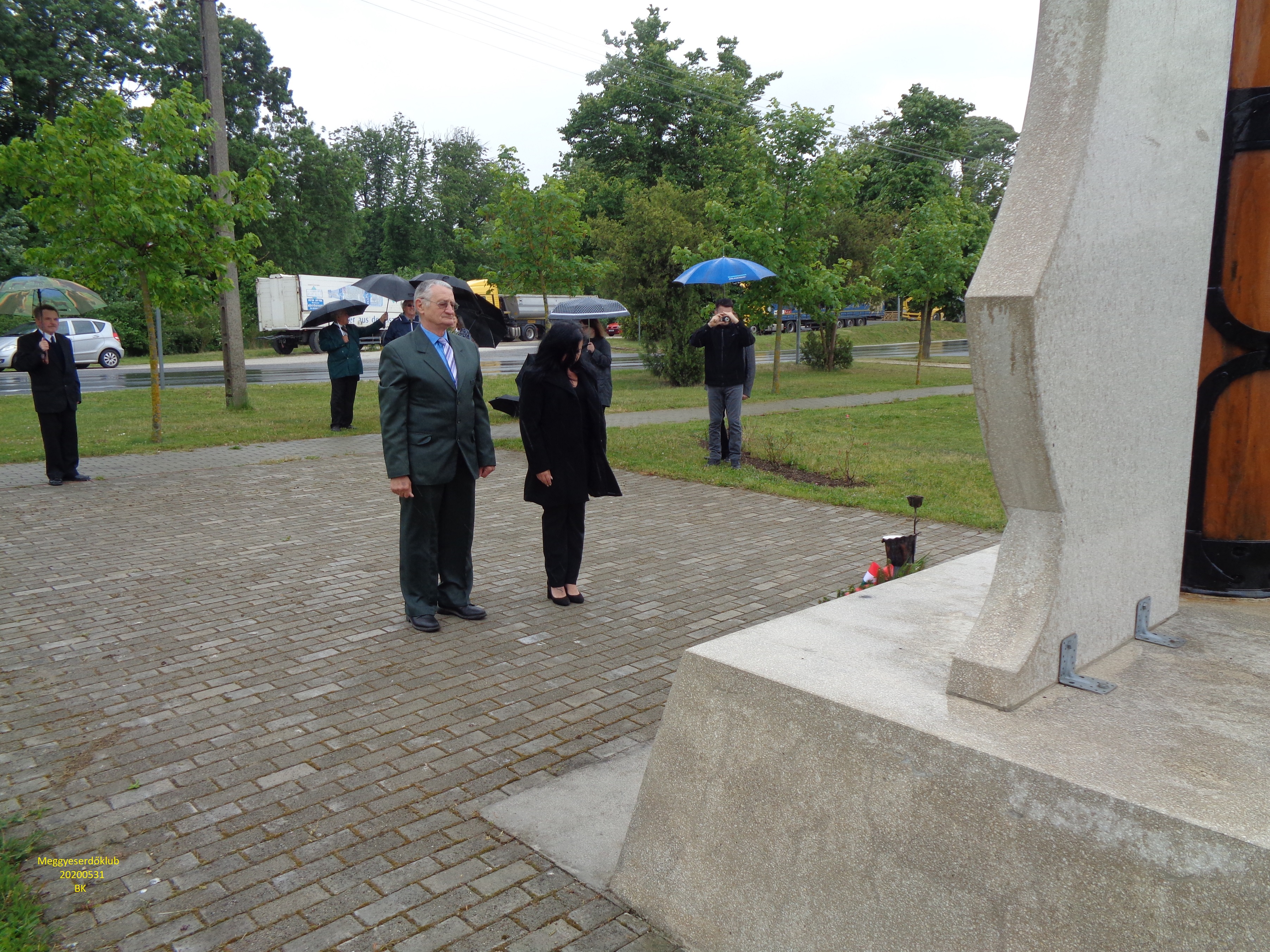 Nyárs Hajnalka alpolgármester koszorúz