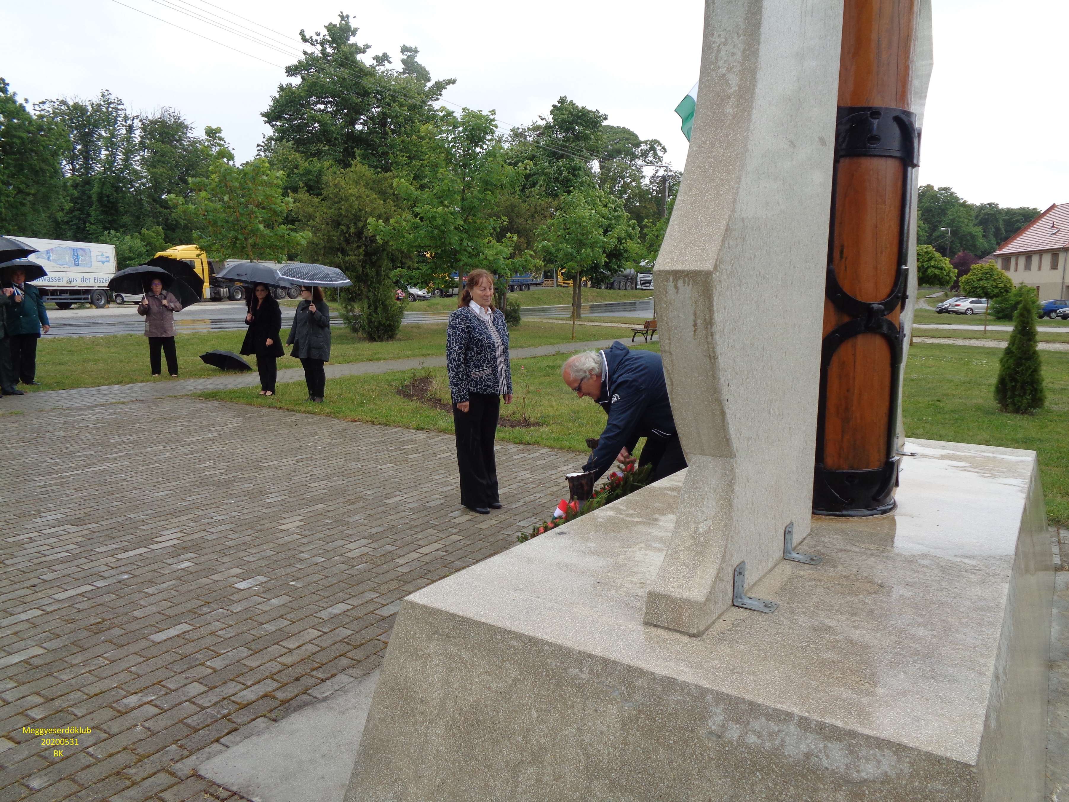 Klubunk koszorújának elhelyezése