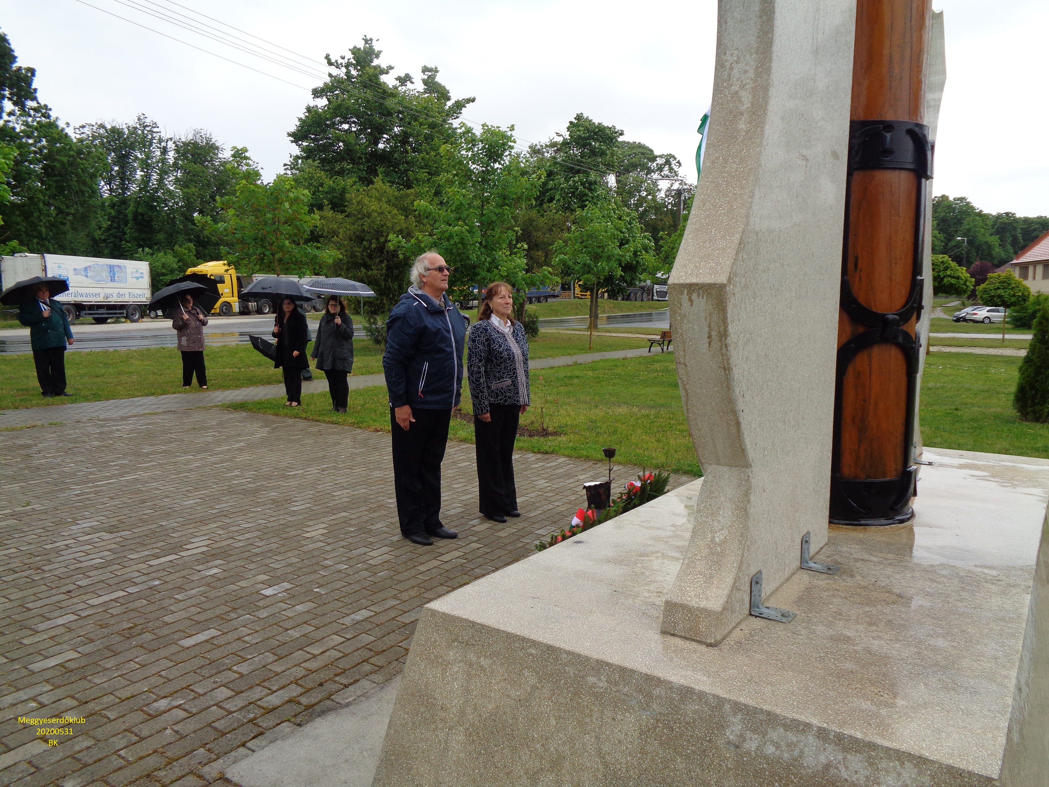 Klubunk részéről  koszorúzott Kőszegi István, Binder Károlyné